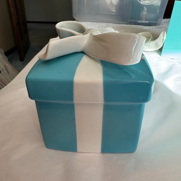 Tiffany & Co Signature Bow Box Bank w/Gift Box & Ribbon - Picture 3 of 11